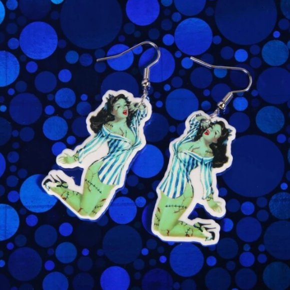 🧿 2 for $25 🧿 Spooky Zombie Pinup Babe Acrylic Dangle Earrings - Picture 3 of 7